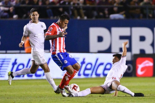 El mediocampista del San Luis durante el duelo ante Chivas