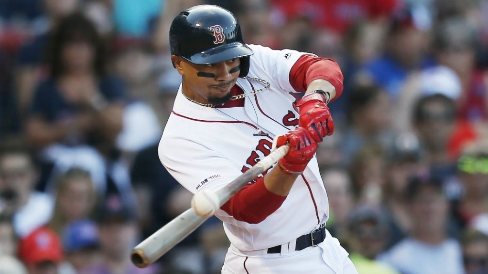 Mookie Betts durante un juego con Boston