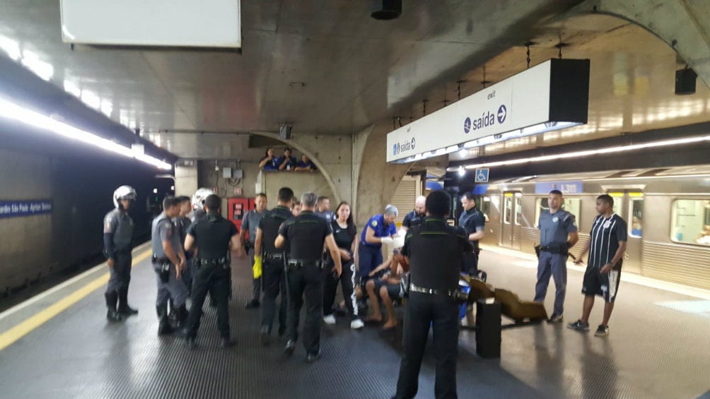 Aficionados de Sao Paulo y Corinthians se enfrentaron en el metro de Brasil