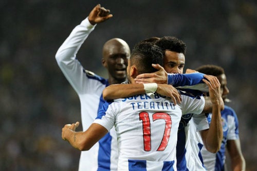 Jugadores del Porto festejan un gol