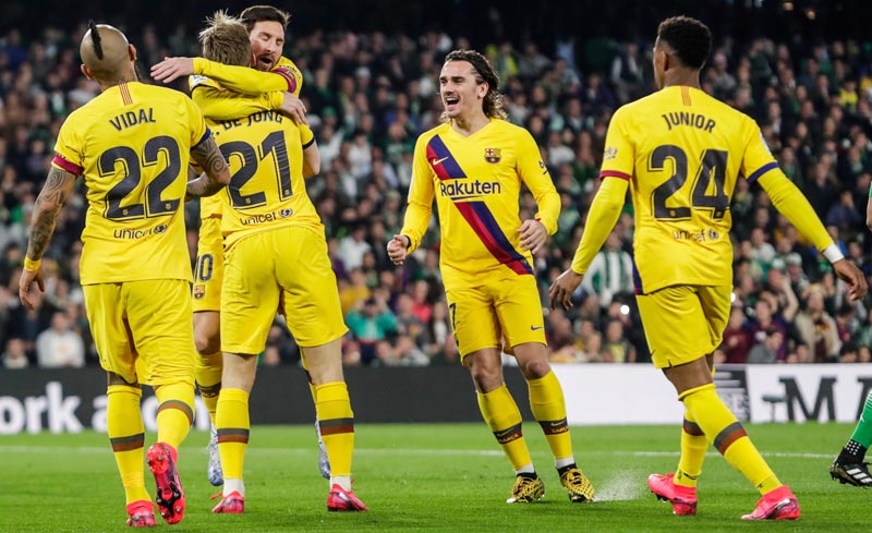 Jugadores del Barcelona celebran una anotación en La Liga