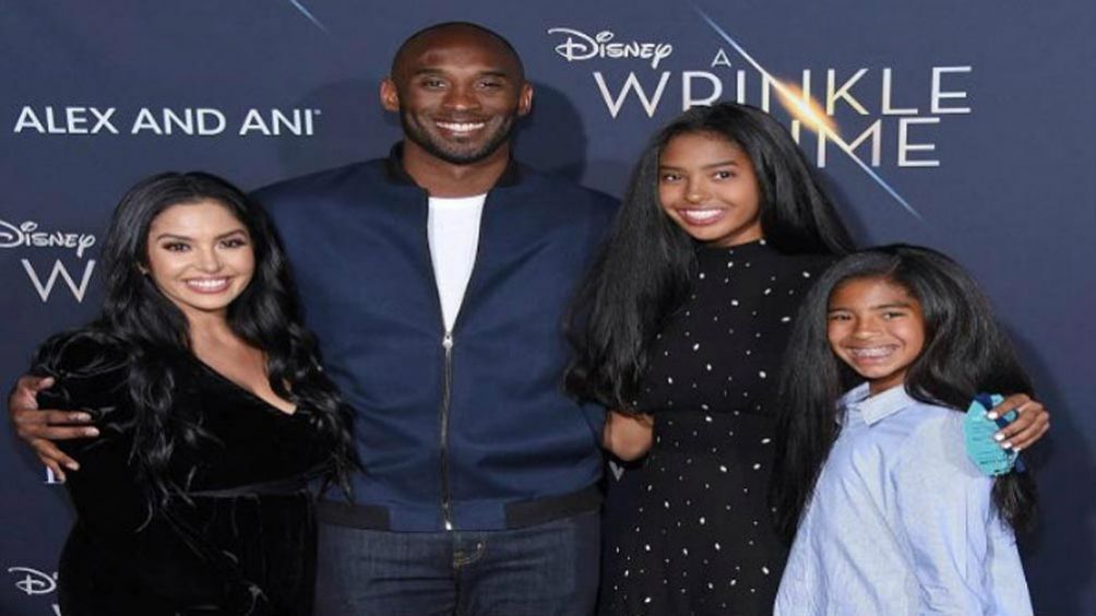 Kobe Bryant, acompañado por su familia 