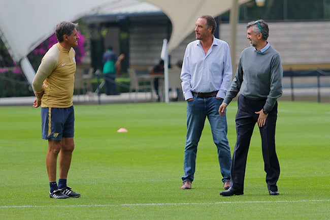 Míchel conversa con Ares de Parga en una práctica de Pumas