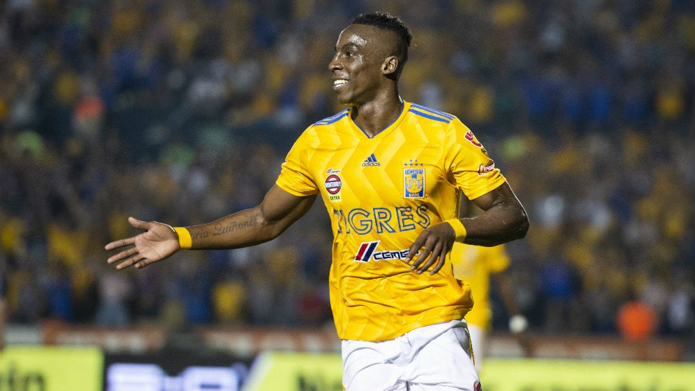 Julián Quiñones durante un partido de Tigres