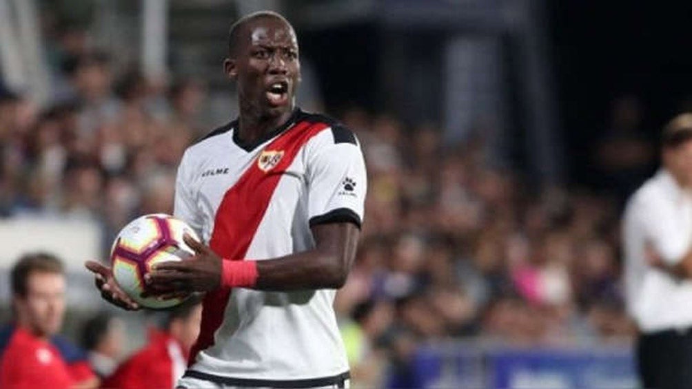 Luis Advíncula durante un duelo con el Rayo Vallecano 