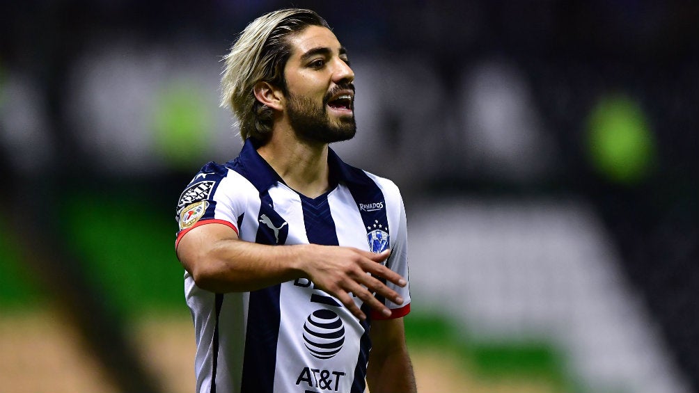 Rodolfo Pizarro durante un partido con Monterrey