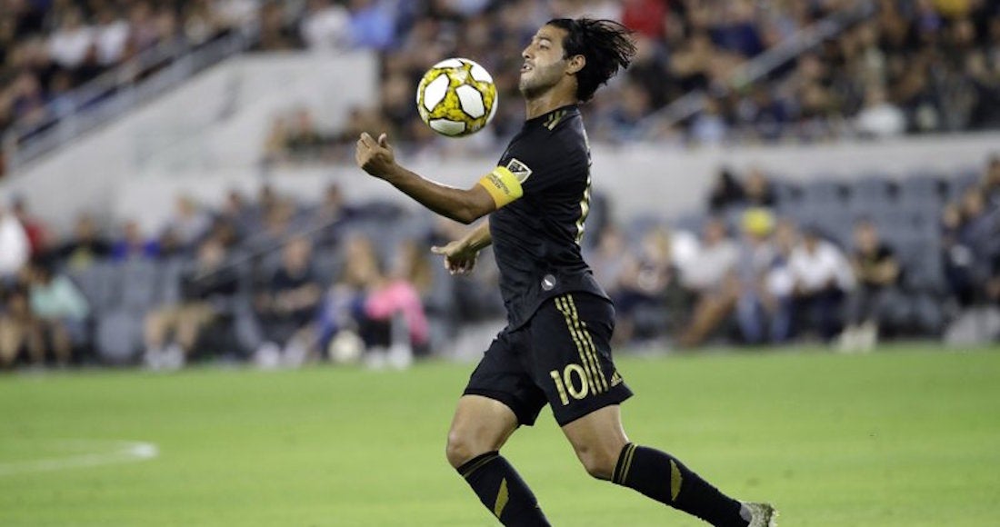 Vela controla un balón con el pecho en un partido de la MLS