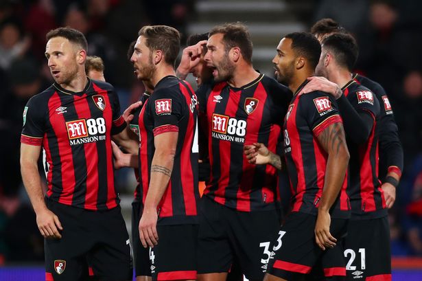 Bournemouth reclamando una falta