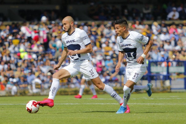 Carlos González y Favio Álvarez en acción con Pumas