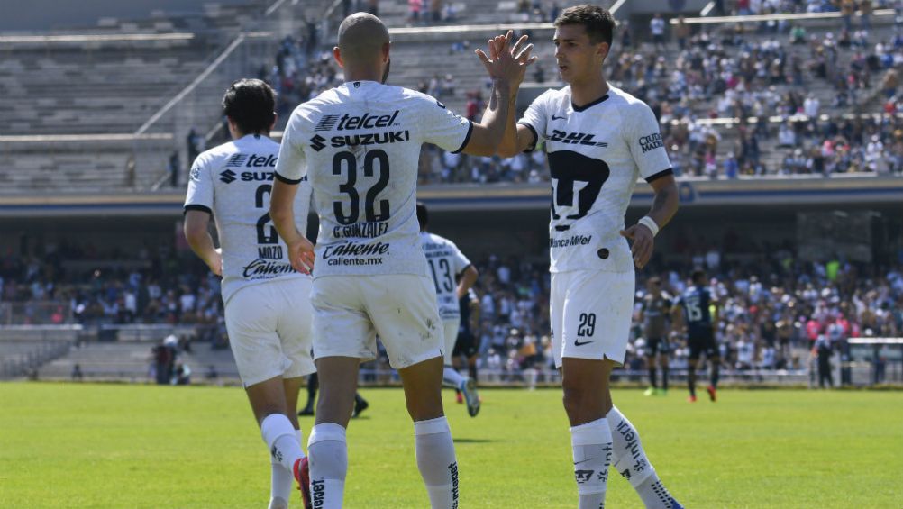 Carlos González y Dinenno celebrando una anotación con Pumas