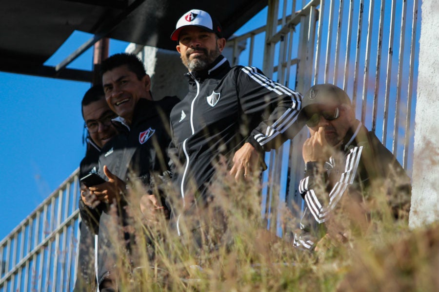 El DT del Atlas observa la práctica de su equipo