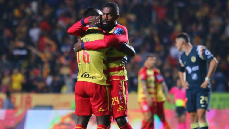 Jugadores de Monarcas celebrando una anotación