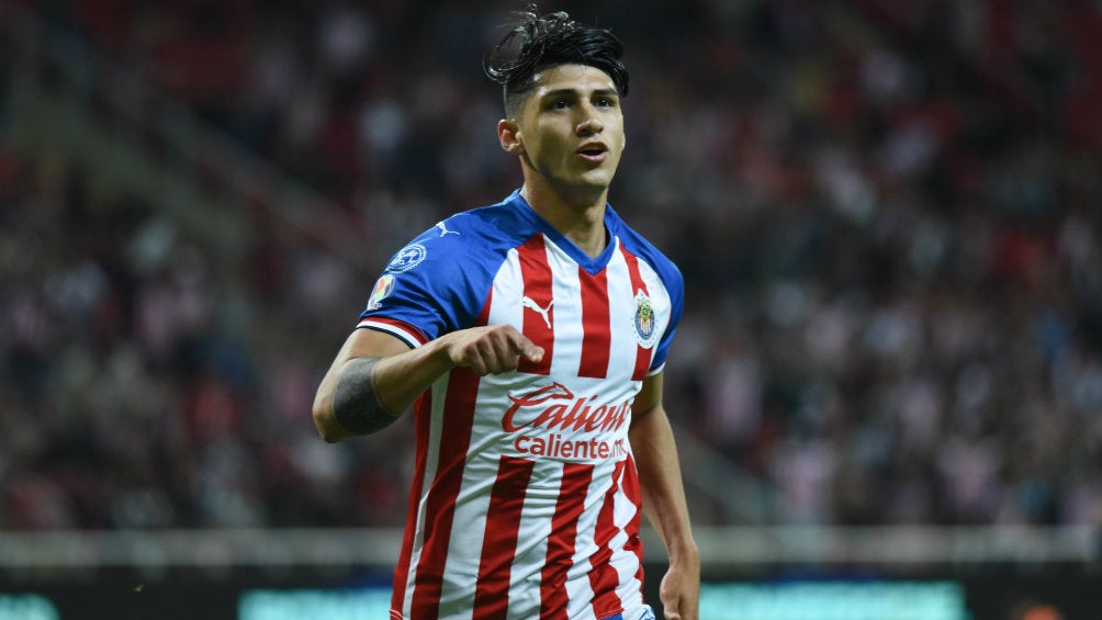 Alan Pulido jugando con Chivas