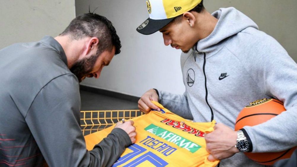 André-Pierre Gignac firmando una playera de Tigres para Toscano