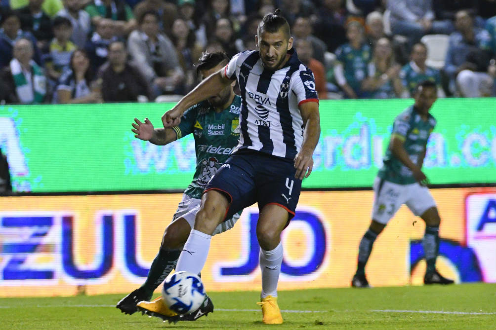 Nico Sánchez protege la esférica en choque contra Santos