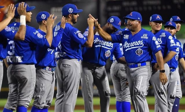 Jugadores de  Acereros de Monclova previo a un partido 