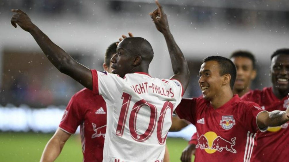 Bradley Wright-Phillips celebra una anotación