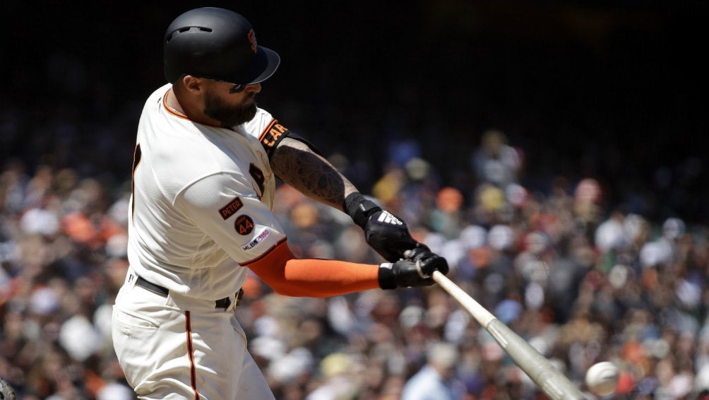 Kevin Pillar impacta la pelota en un juego