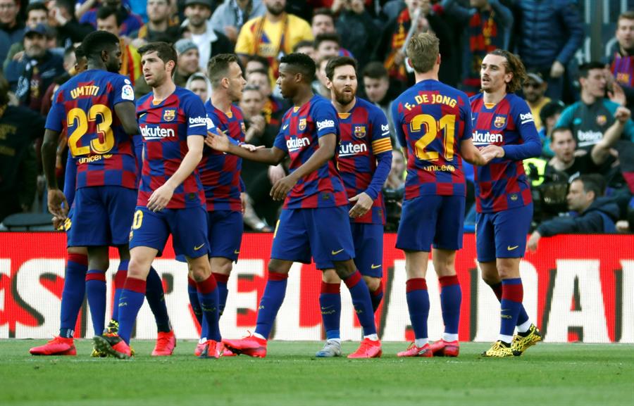 Jugadores del Barcelona festejan un gol