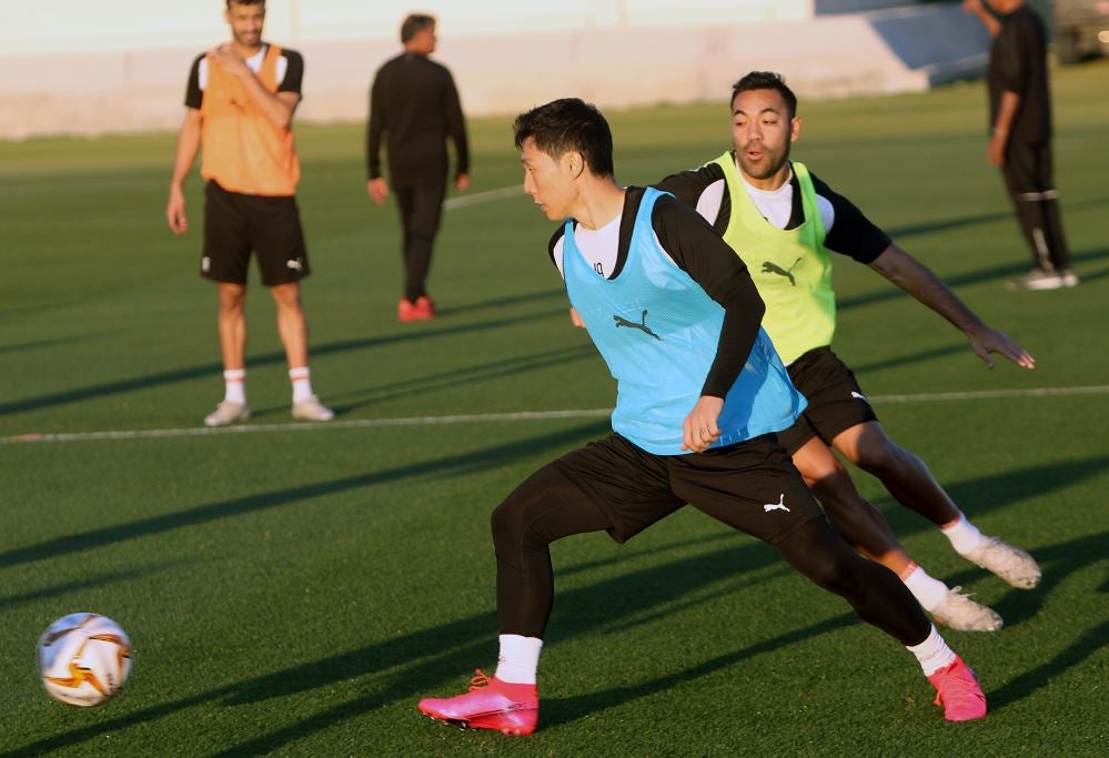 Marco Fabián trabaja en un entrenamiento de su equipo