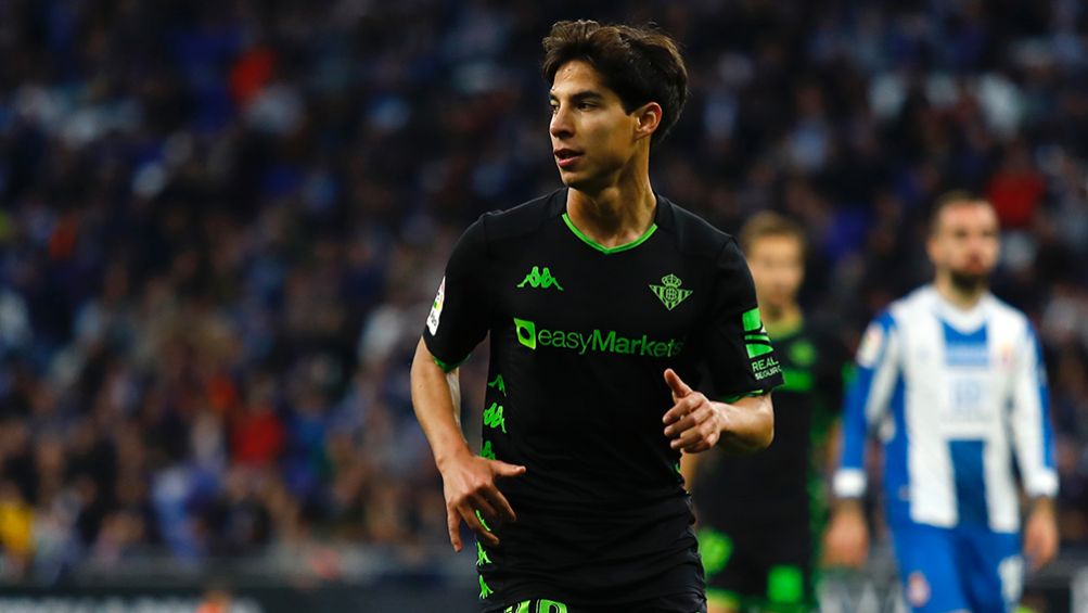 Diego Lainez en un juego con el Betis