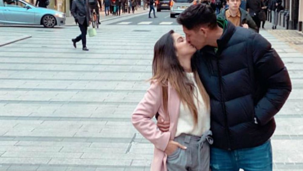 Edson Álvarez y su pareja en Londres