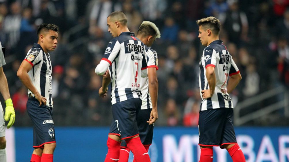 Jugadores de Rayados se lamentan tras empate