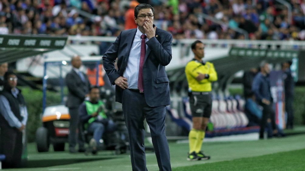 Luis Fernando Tena durante un juego de Chivas