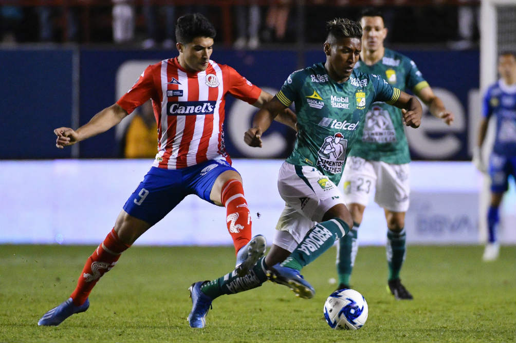  Nicolás Ibáñez y Pedro Aquino, durante el juego de la jornada 6 del torneo Clausura 2020