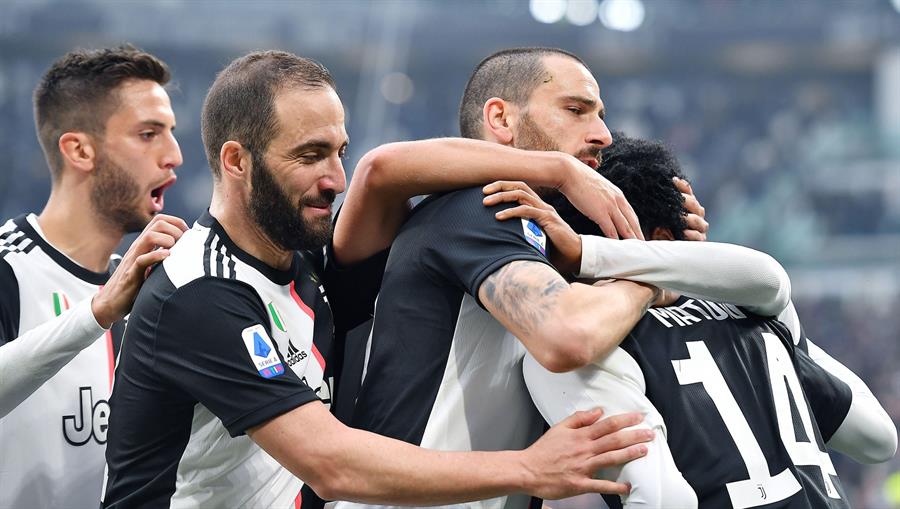 Jugadores de la Juventus celebran anotación