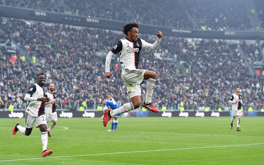 Juan Cudrado celebrando un gol con la Juventus