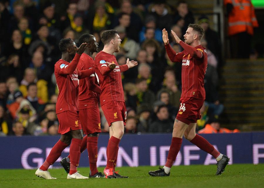 Jugadores de Liverpool celebrando un gol