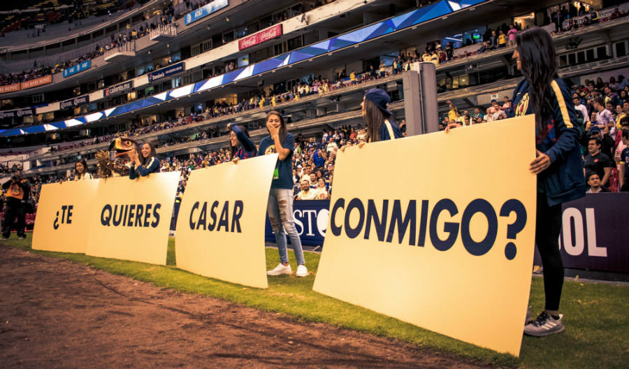 Jugadoras del América Femenil y la mascota la hicieron de cupido