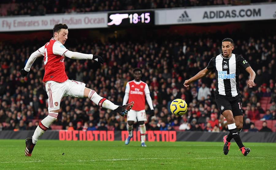 Mesut Özil dispara para marcar su gol