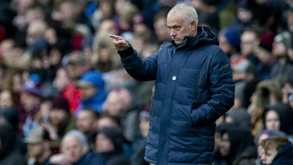 Mourinho, durante un juego del Tottenham