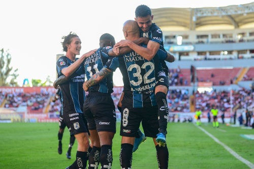 Jugadores de Gallos Blancos celebran una anotación