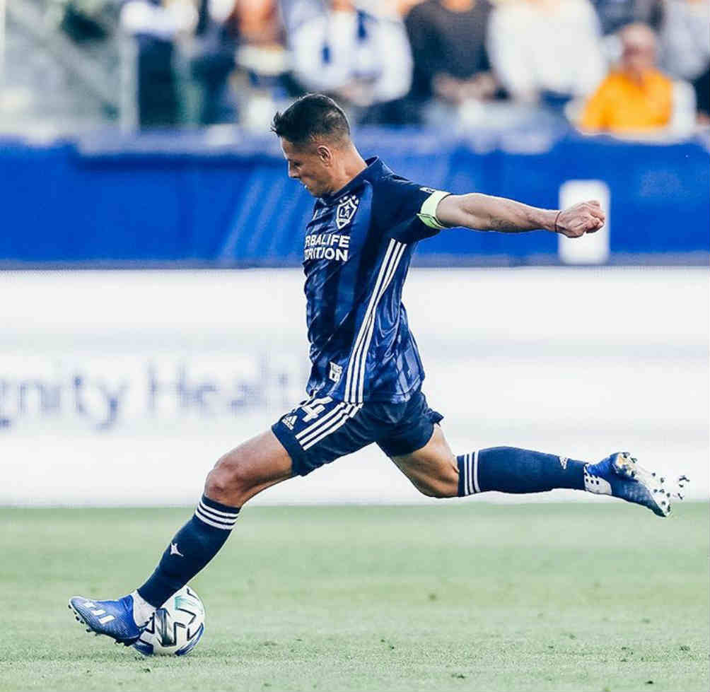 Chicharito, durante su primer juego con el Galaxy