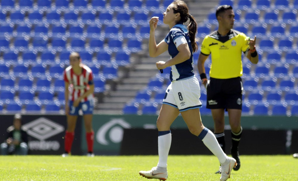 Teresa Worbis durante un partido con Puebla Femenil