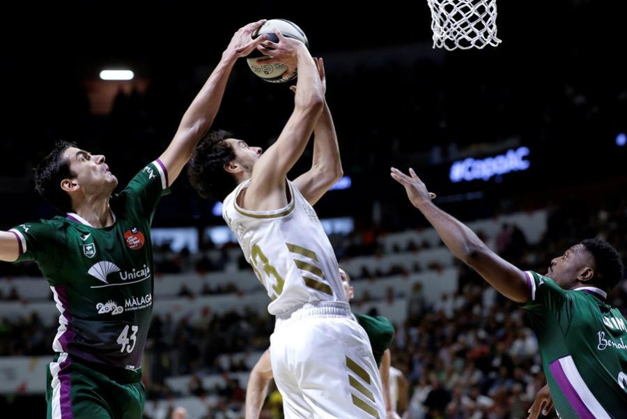 Sergio Llull intenta anotar ante la marca de Carlos Suárez