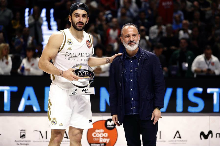 Fernando Campazzo al recibir el premio a MVP