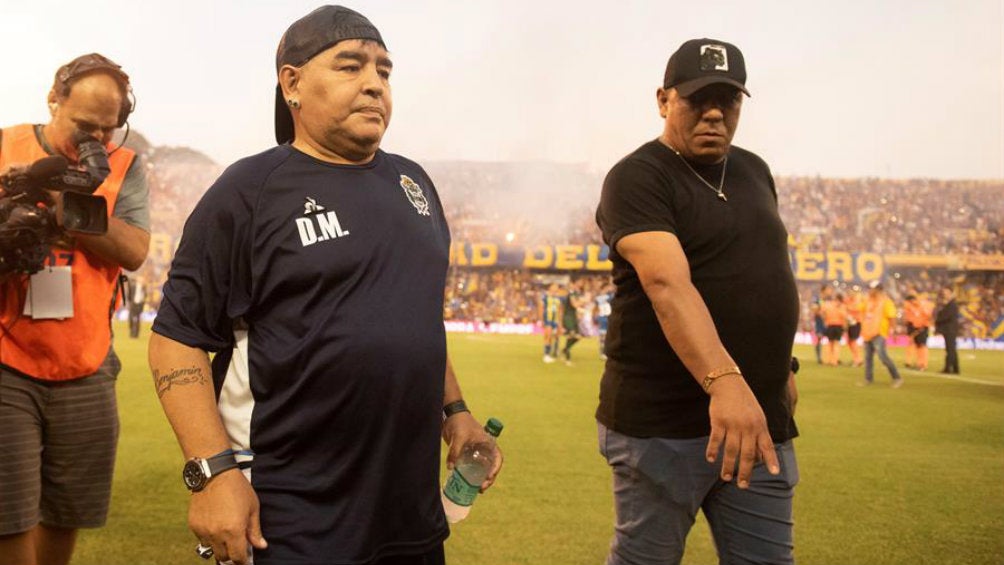 Maradona, durante el juego del Gimnasia y Esgrima La Plata y Rosario Central