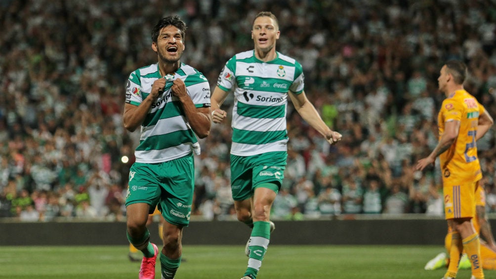 Eduardo Aguirre durante el partido entre Santos y Tigres