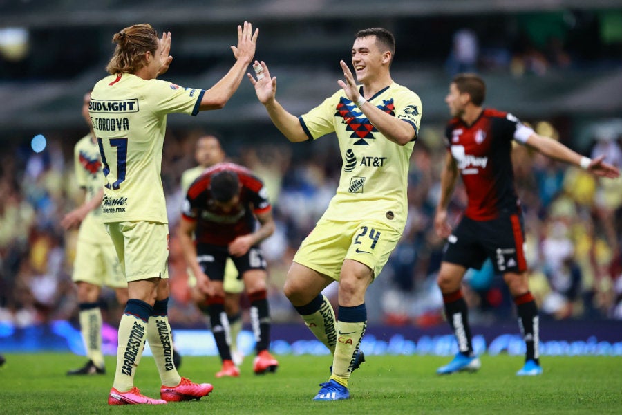 Federico Viñas y Sebastián Córdova festejan gol