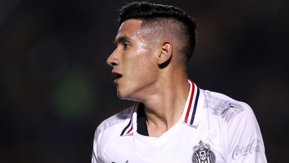 Uriel Antuna durante un partido con Chivas