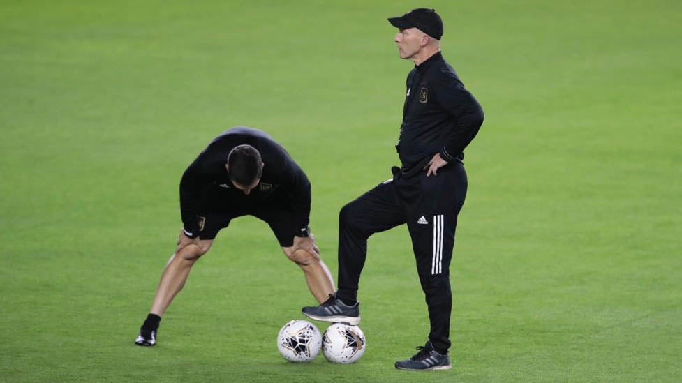 Bob Bradley dirige la práctica del LAFC