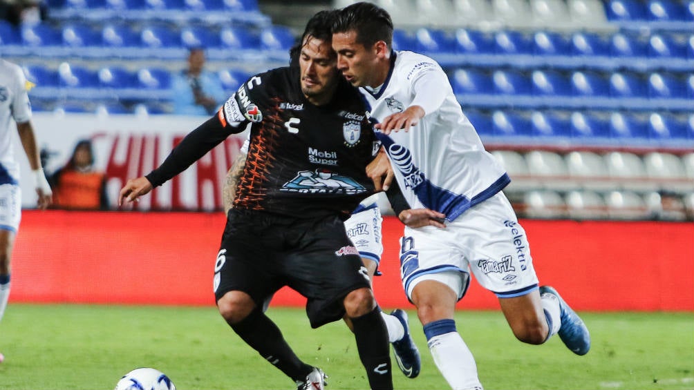 Javier Salas y Jorge 'Burrito' Hernández luchan por el balón