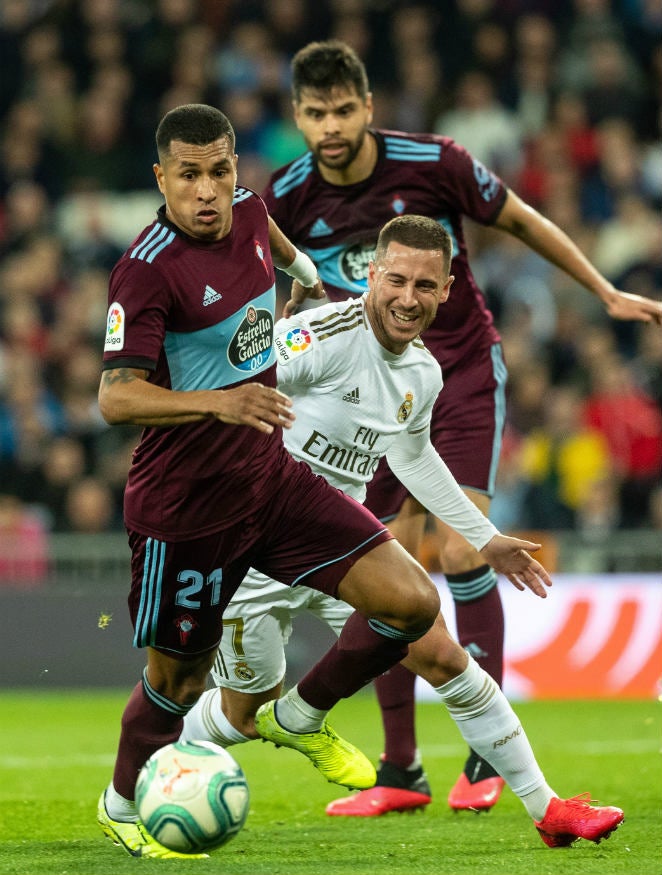 Néstor Araujo enfrentando a Eden Hazard