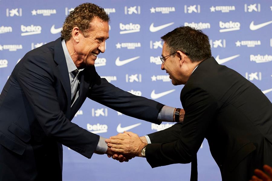 Josep Maria Bartomeu saludando a Jorge Valdano