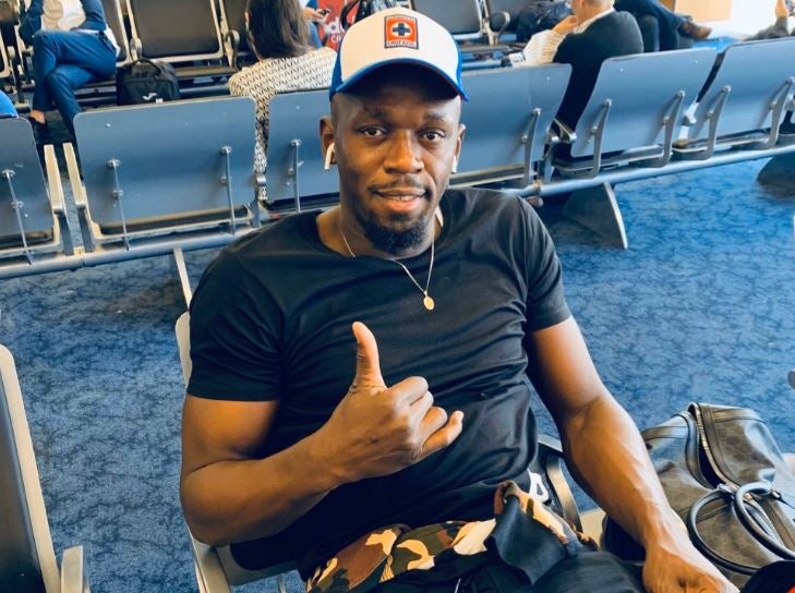 Usain Bolt con una gorra de La Máquina