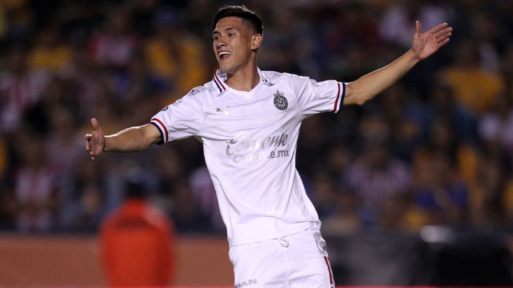 Uriel Antuna durante un partido con Chivas